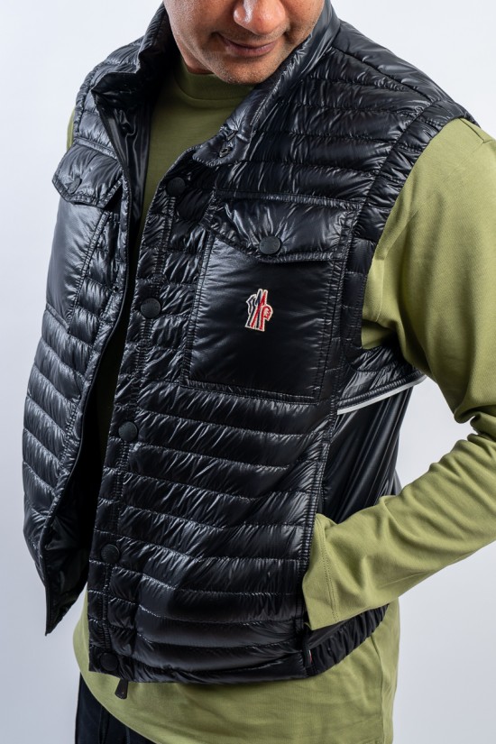 Vest MONCLER ollon vest 1A000 14 539YL Size 2 Color BLACK Vest MONCLER ollon vest 1A000 14 539YL Size 2 Color BLACK